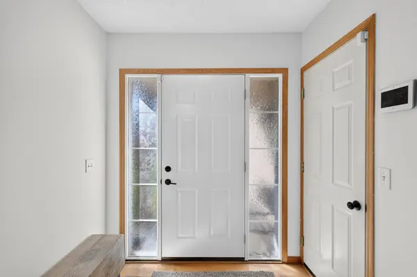 911 Cobblestone LN, Belle Plaine, MN 56011