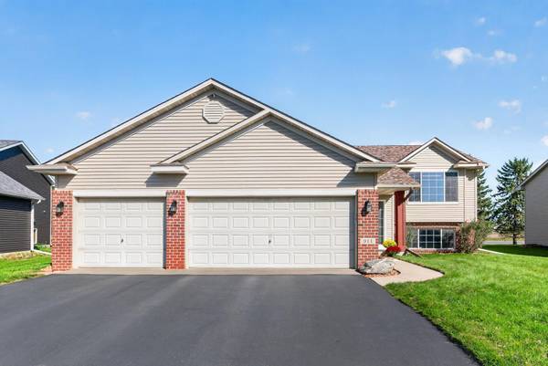 911 Cobblestone LN, Belle Plaine, MN 56011