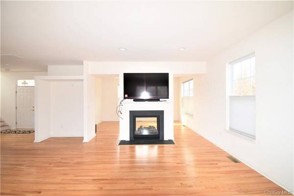 4 High Ridge LN, Middletown, NY 10940