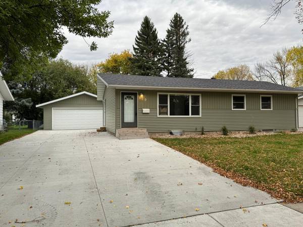 510 Birch LN, Moorhead, MN 56560
