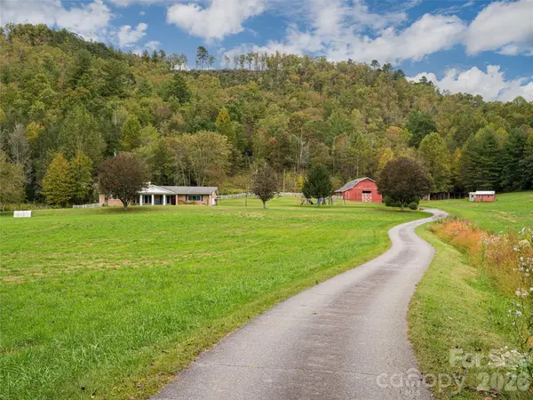 71 Happy Valley DR, Mills River, NC 28759