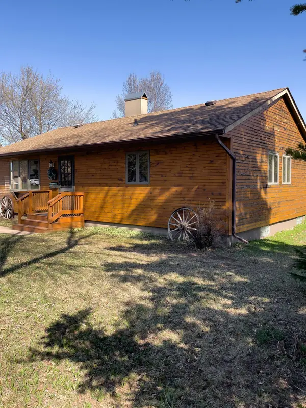 110 Hays CIR, Silver Bay, MN 55614