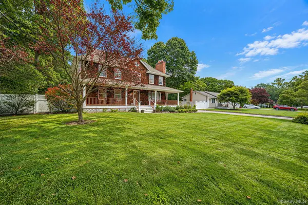 17 Mayfield DR, Mastic Beach, NY 11951