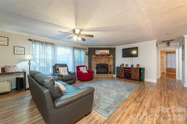 12 Stoney Creek LN, Candler, NC 28715