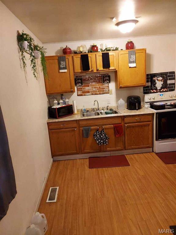 94 Edwards ST, East St Louis, IL 62206