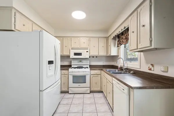 16632 Leslie DR, Orland Hills, IL 60487