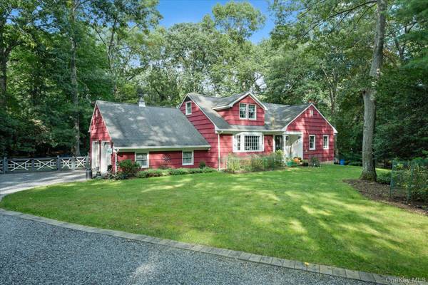 9 Circle DR, Shoreham, NY 11786