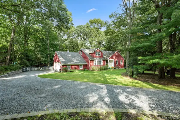 9 Circle DR, Shoreham, NY 11786