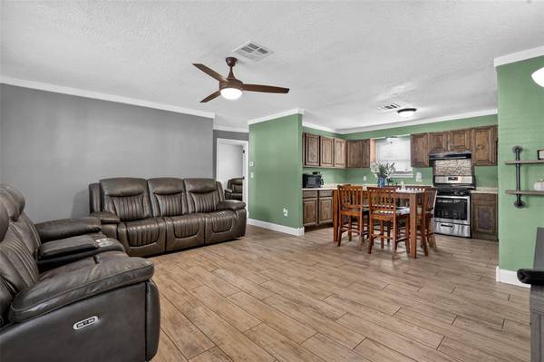 604 SW 14th ST, Moore, OK 73160