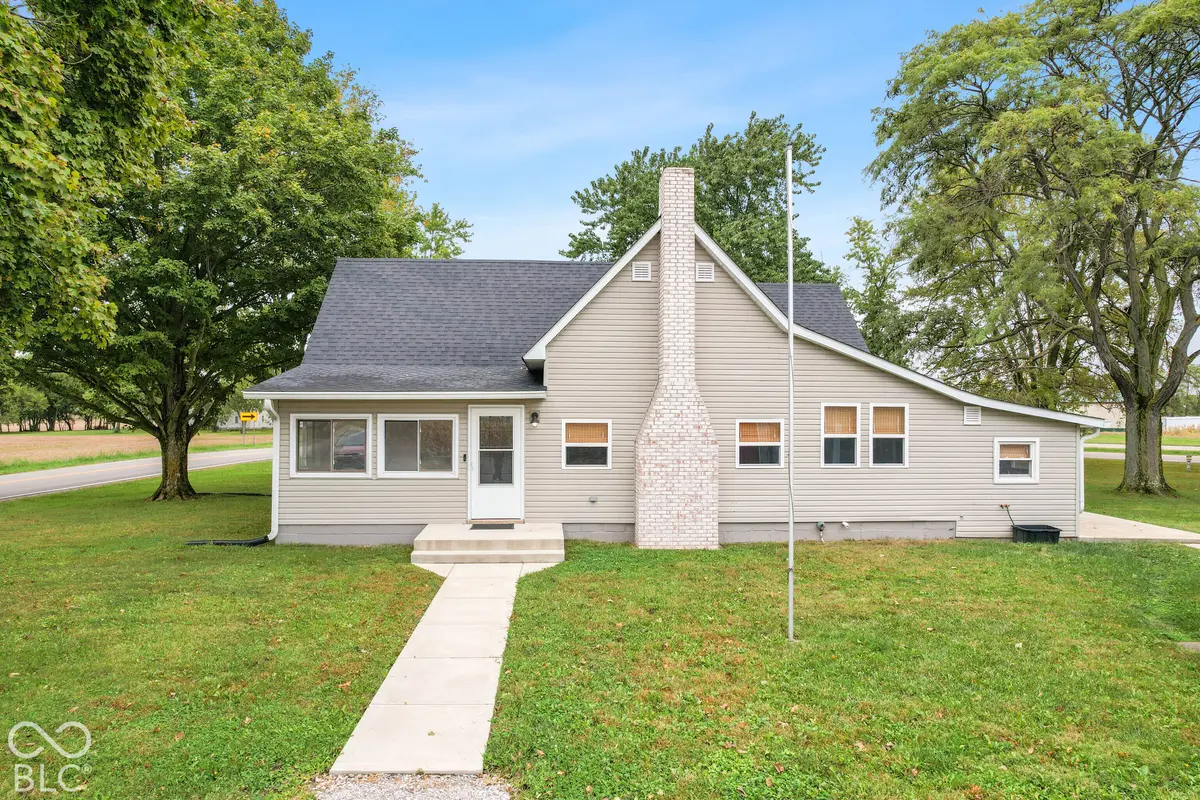 8821 N Sugar Creek AVE, Colfax, IN 46035