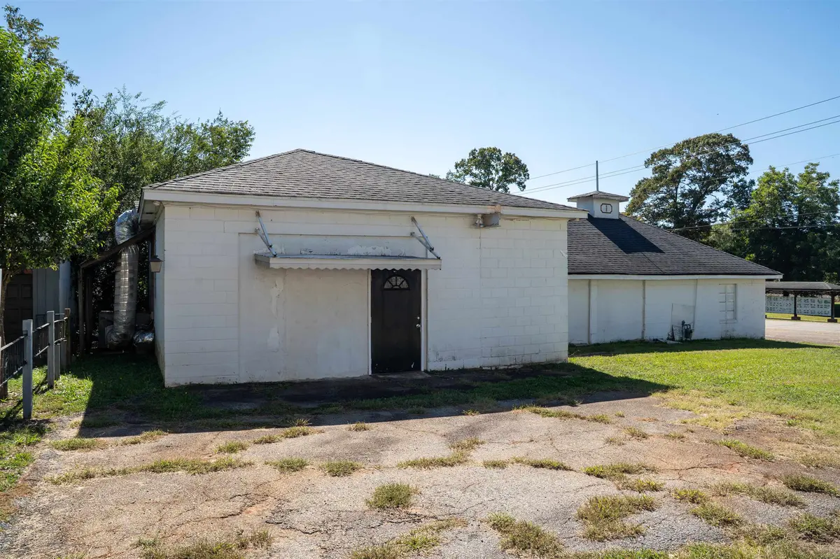 911 Main ST, Wellford, SC 29385