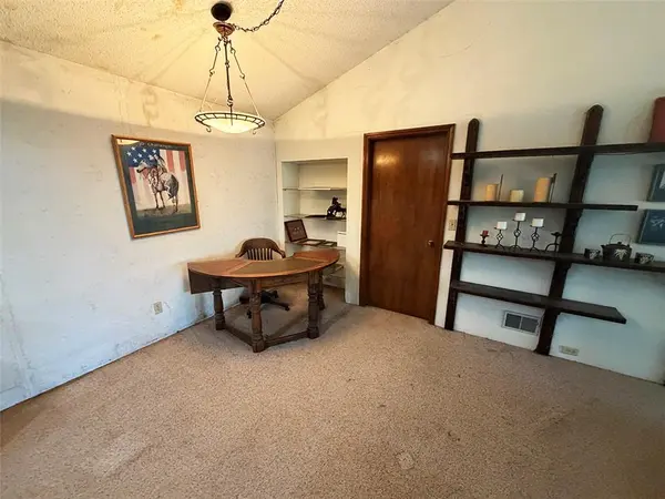 1405 Lynwood CT, Liberty, MO 64068