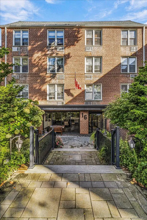 16 Main ST #2Y, East Rockaway, NY 11518