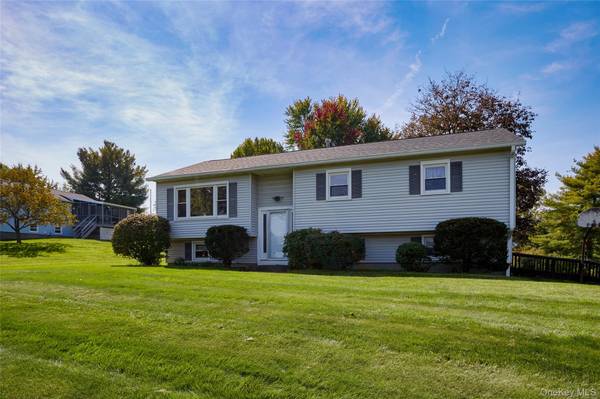 15 Rowell LN, Wappingers Falls, NY 12590