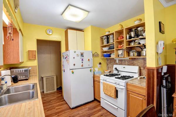 150 Franklin ST, Elmont, NY 11003