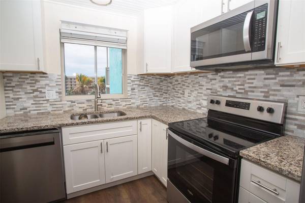 3710 LAKE BAYSHORE DR #k416, Bradenton, FL 34205
