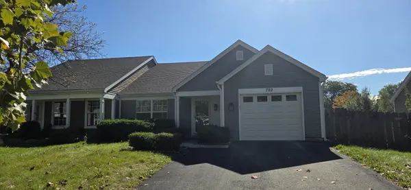 792 Trinity CT, Carol Stream, IL 60188