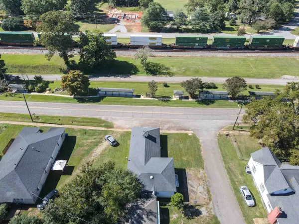911 Main ST, Wellford, SC 29385
