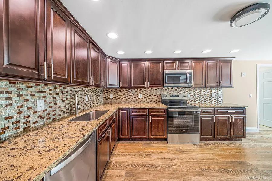 27 Lehigh LN, Farmingville, NY 11738