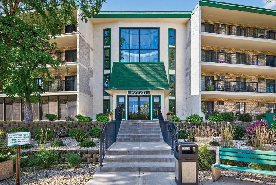 10501 Cedar Lake RD #318, Minnetonka, MN 55305