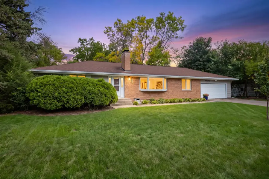 10800 Oak Knoll TER N, Minnetonka, MN 55305