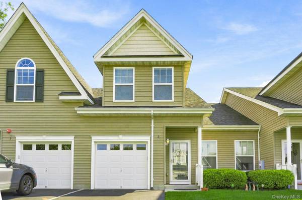 38 Augusta DR, Medford, NY 11763