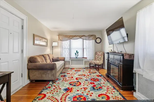 51 Columbia ST, Farmingdale, NY 11735