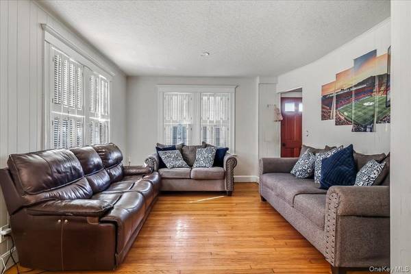 55 Columbia ST, Farmingdale, NY 11735