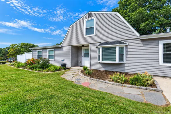 27 Lehigh LN, Farmingville, NY 11738