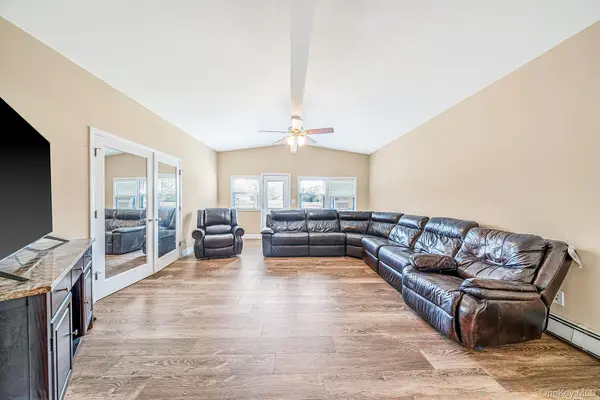 27 Lehigh LN, Farmingville, NY 11738