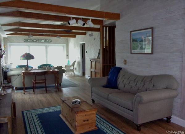 20 Dune LN, Westhampton Dunes, NY 11978