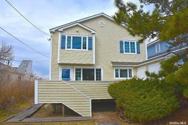 20 Dune LN, Westhampton Dunes, NY 11978