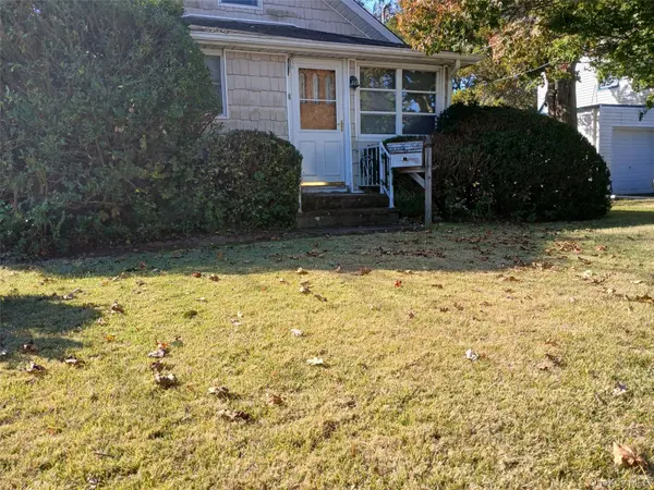 8 Woodburn ST, Patchogue, NY 11772