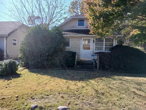 8 Woodburn ST, Patchogue, NY 11772