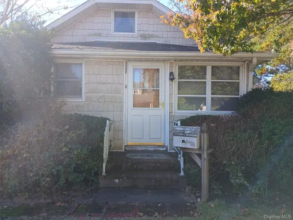 8 Woodburn ST, Patchogue, NY 11772