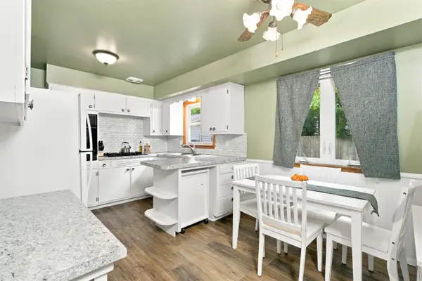 1011 S BLUEMOUND DR, Appleton, WI 54914