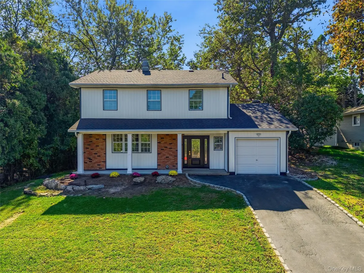 4 Deepdale DR, Rocky Point, NY 11778