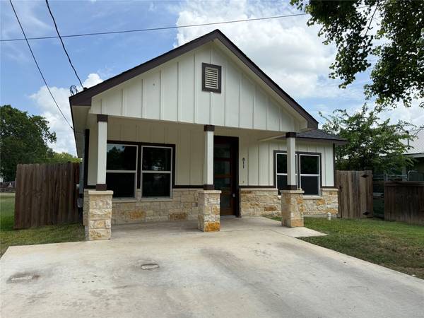 811 5th ST, Lockhart, TX 78644