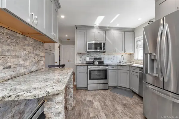 157 Land LN, Westbury, NY 11590
