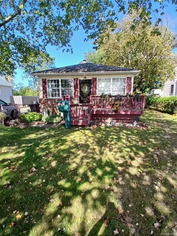 25 Campbell ST, Patchogue, NY 11772