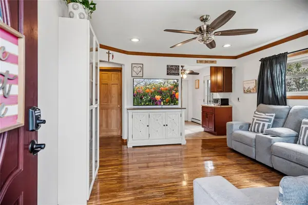 101 Miramar BLVD, Lindenhurst, NY 11757