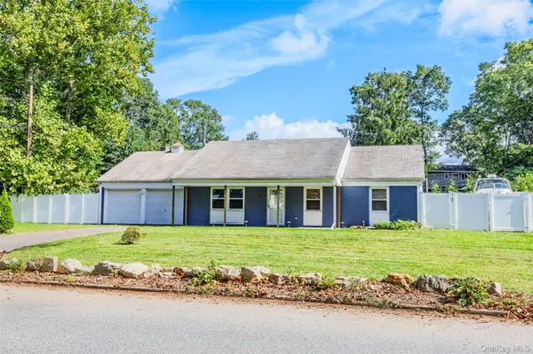 23 Wedgewood DR, Coram, NY 11727