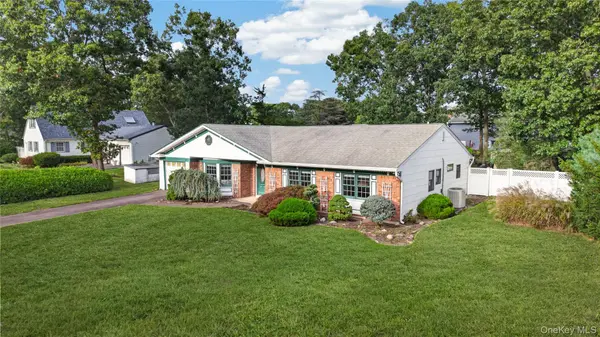 9 Groton LN, Coram, NY 11727