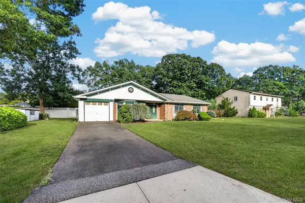 9 Groton LN, Coram, NY 11727