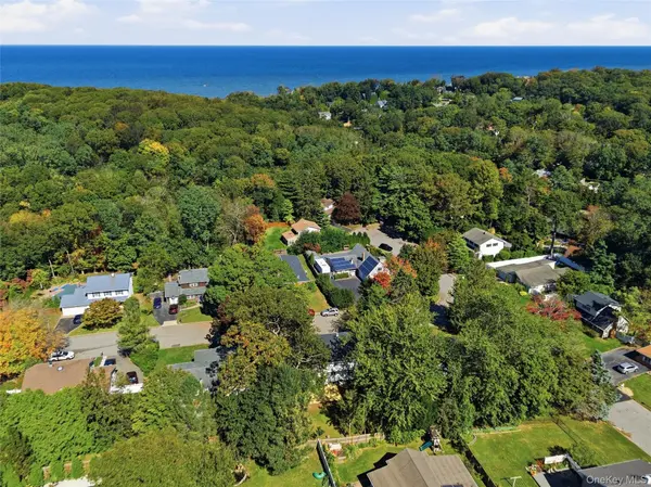 4 Deepdale DR, Rocky Point, NY 11778