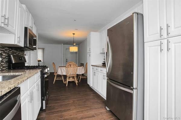 94 Gauguin CT #94, Middle Island, NY 11953