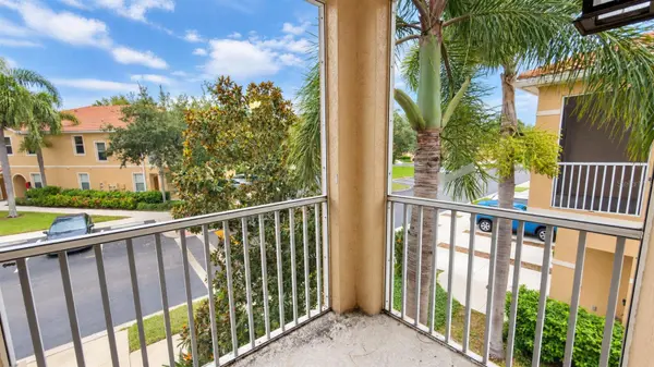 3554 PARKRIDGE CIR #31-202, Sarasota, FL 34243