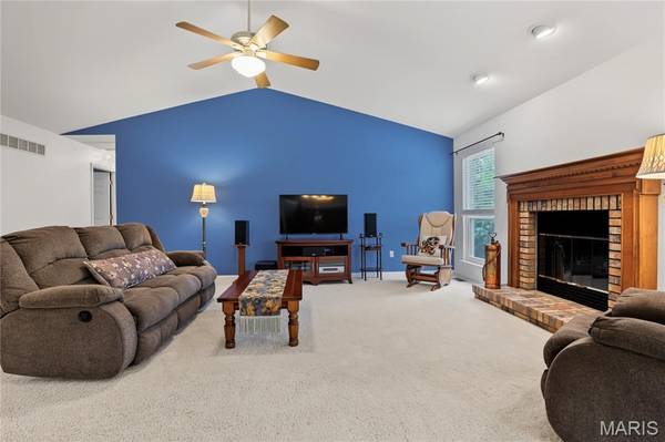 999 Winter Park DR, Fenton, MO 63026