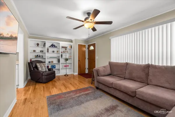 541 Dean DR, South Elgin, IL 60177