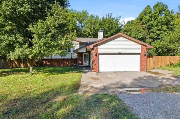 1225 N Wild Turkey Dr, Derby, KS 67937